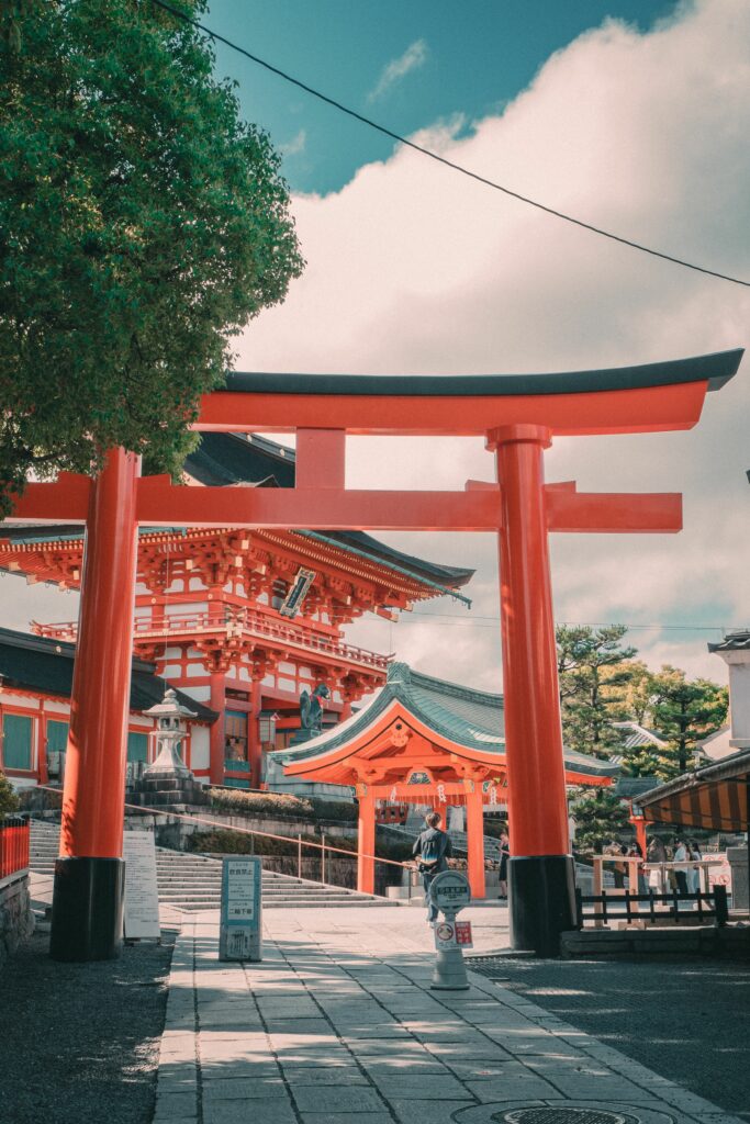 Grand torii rouge à l’entrée d’un sanctuaire shintoïste, au Japon