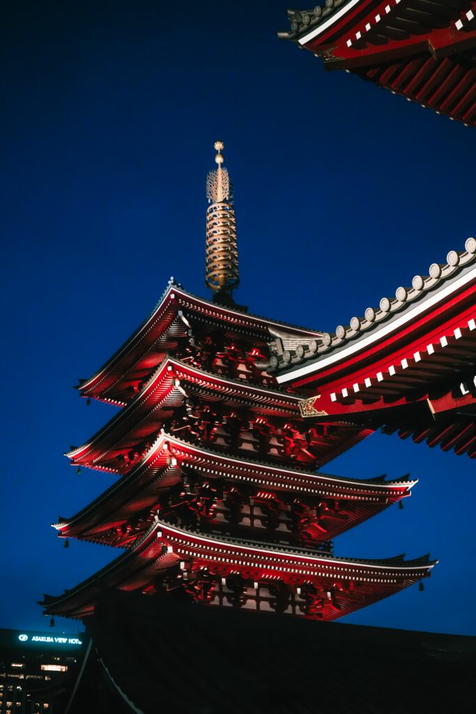 Pagode à cinq étages illuminée de nuit, au Japon