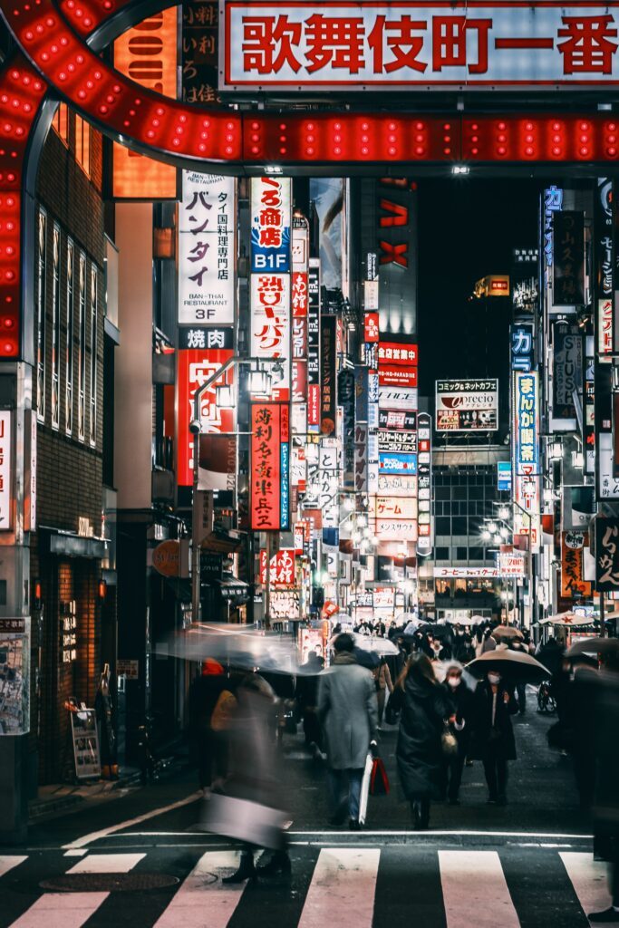 Porte lumineuse de Kabukichō Ichiban-gai et rue animée de nuit, quartier de Shinjuku à Tokyo